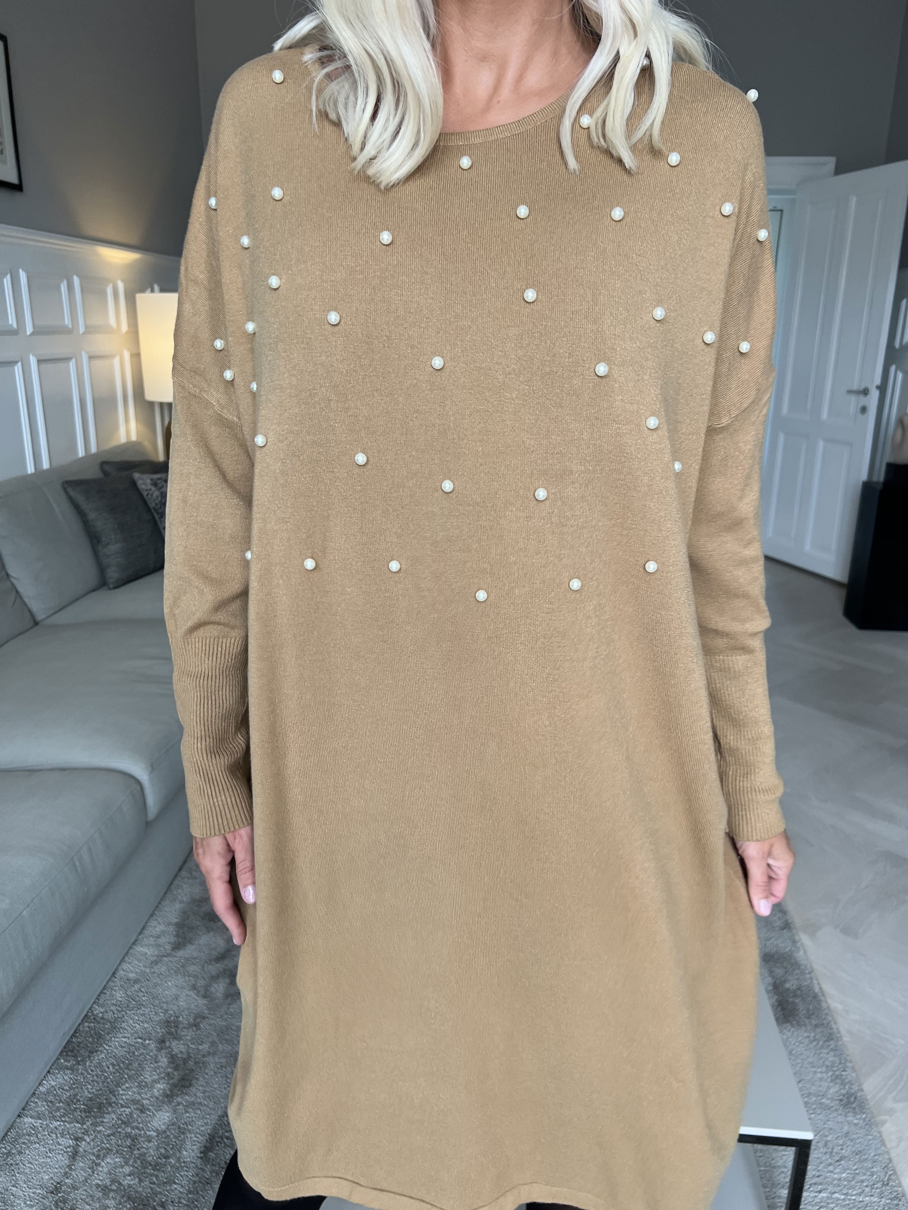 Stefania - Bekväm stickad klänning utsmyckad med pärlor